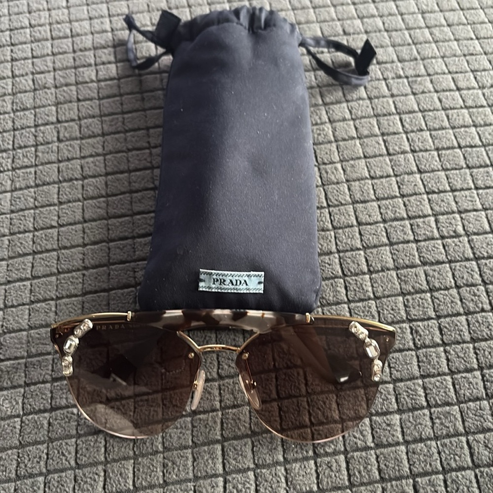 Prada sunglasses - Picture 6 of 8